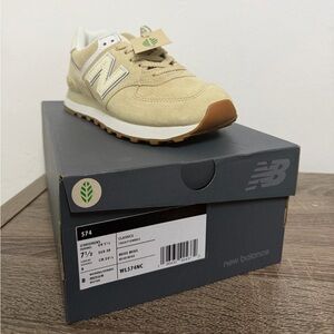 New Balance women Tan Sneakers